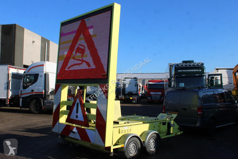 Vrachtwagen met aanhanger  screen projector...