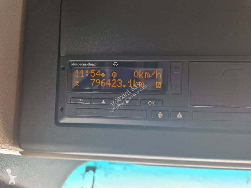 Lastbil med släp Mercedes