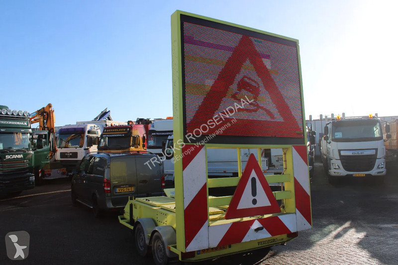 Vrachtwagen met aanhanger  screen projector...