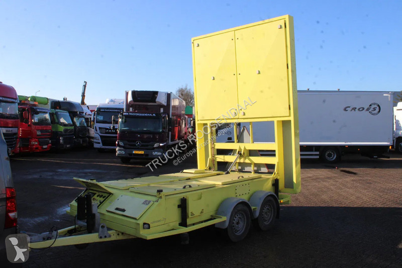 Vrachtwagen met aanhanger  screen projector...