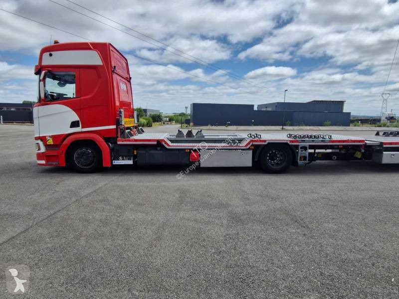 Lastbil med släp Scania