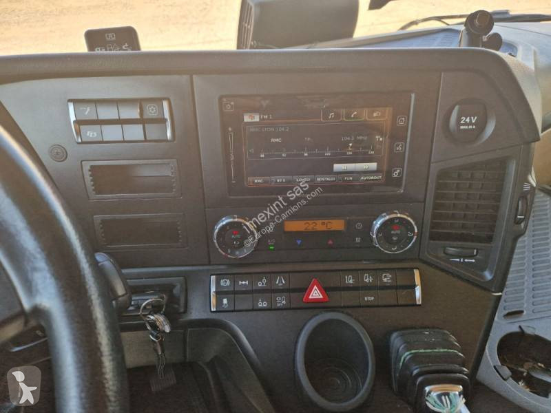 Lastbil med släp Mercedes
