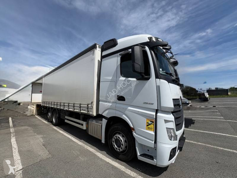Kamion s návěsem Mercedes 2548