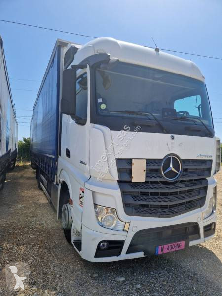 Lastbil med släp Mercedes