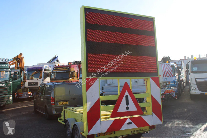 Vrachtwagen met aanhanger  screen projector...