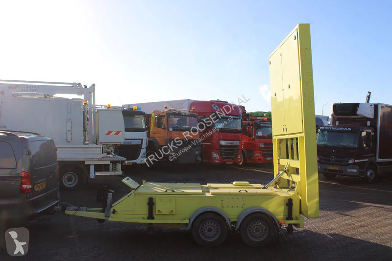 Vrachtwagen met aanhanger  screen projector...