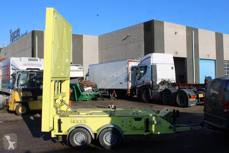 Vrachtwagen met aanhanger  screen projector...