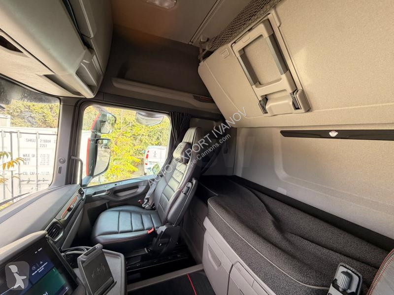 Trækker med sættevogn Scania 660
