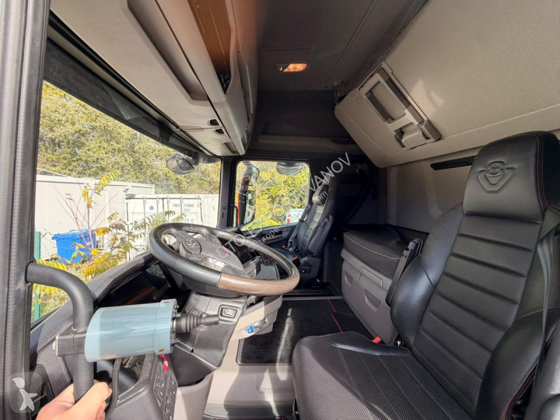 Trækker med sættevogn Scania 660