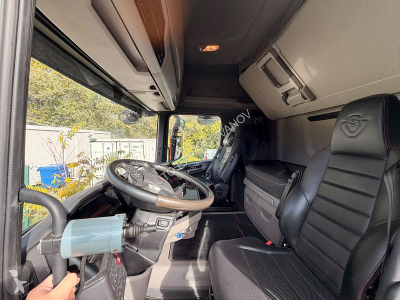 Trækker med sættevogn Scania 660