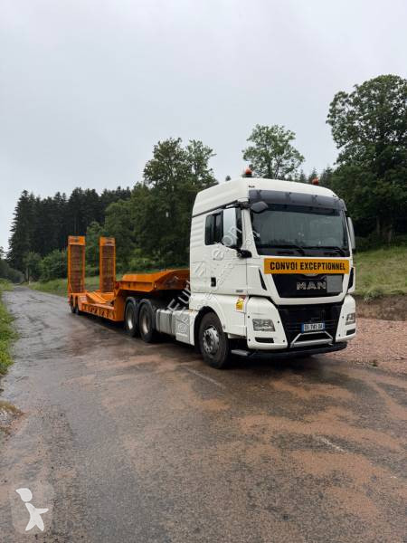 MAN 18.560 semi-trailer truck