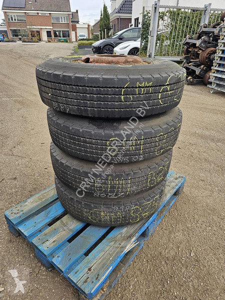 قطع غيار الآليات الثقيلة Pirelli FR 12 825/R 15...