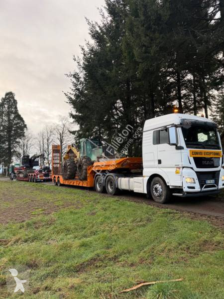 MAN 18.560 semi-trailer truck