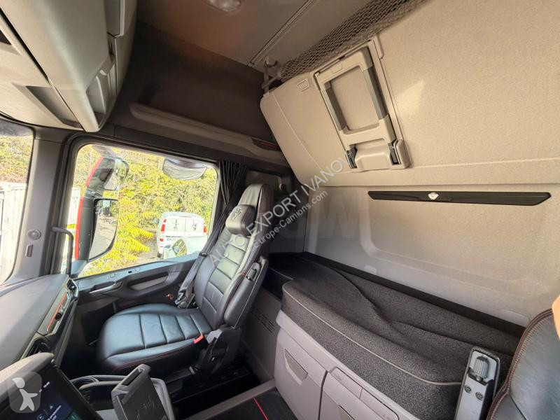 Trækker med sættevogn Scania 660