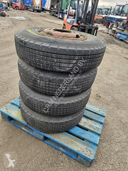 قطع غيار الآليات الثقيلة Pirelli FR 12 825/R 15...