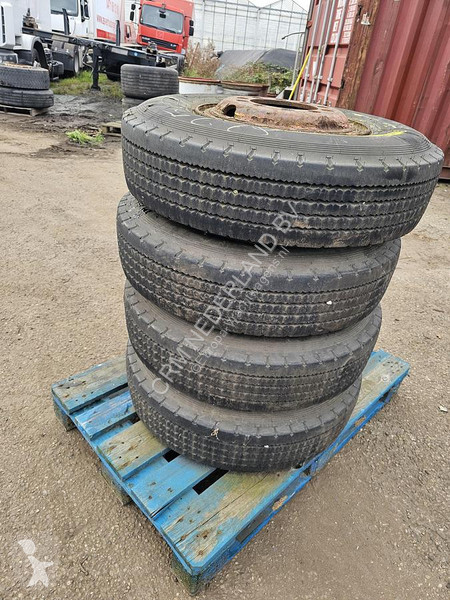 قطع غيار الآليات الثقيلة Pirelli FR 12 825/R 15...