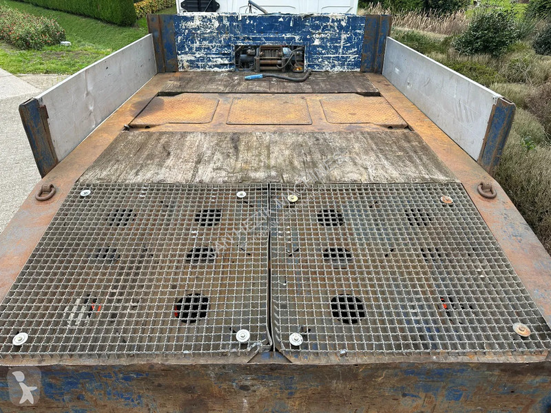 Vrachtwagencombinatie  Dieplader met kleppen