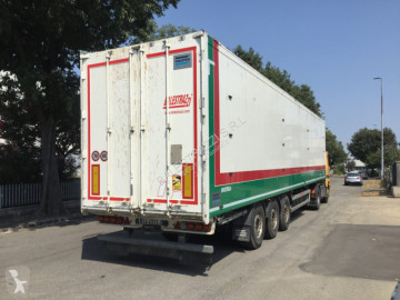 Semitrailer flak rörligt underlag
