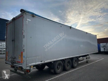 Semitrailer flak rörligt underlag