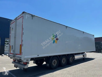 Semitrailer flak rörligt underlag