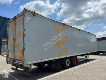 Semitrailer flak rörligt underlag