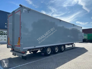 Semitrailer flak rörligt underlag