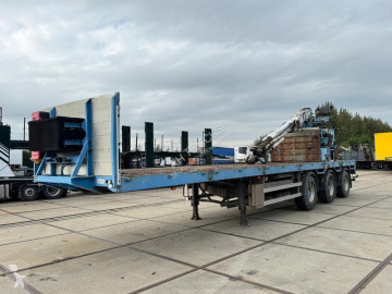 Floor crane semi-trailer