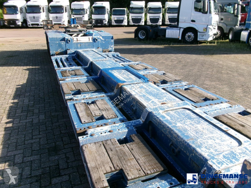Semiremorca Goldhofer 3-axle lowbed trailer...