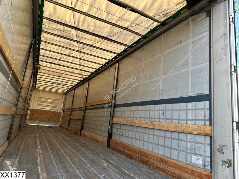 نصف مقطورة Fruehauf Tautliner Lift shaft