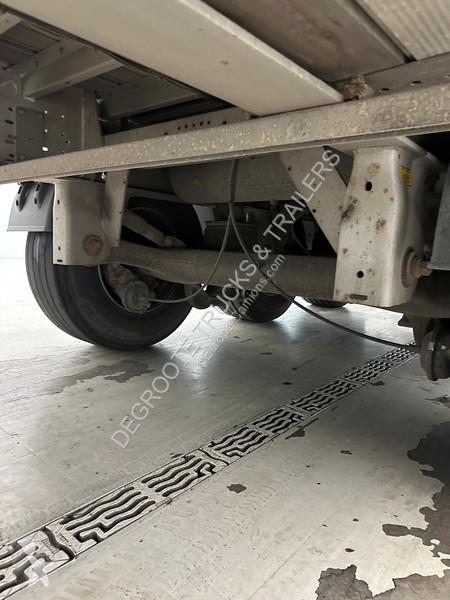 Tautliner semi-trailer