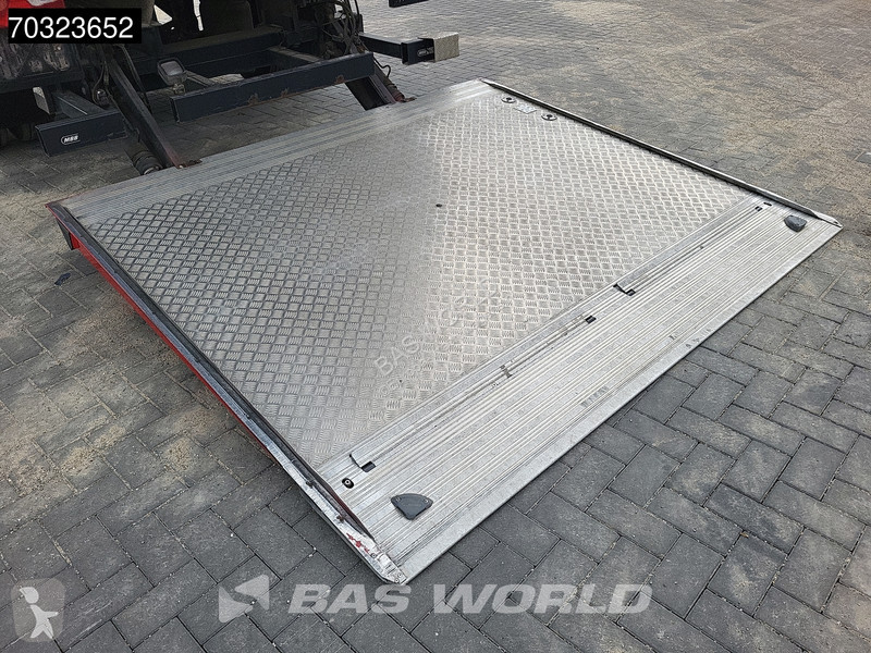 نصف مقطورة  Tail gate