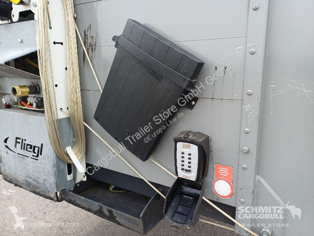 نصف مقطورة Fliegl Curtainsider Mega Getränke