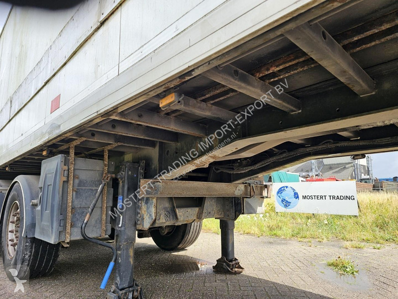 Semi remorque  Closed box - 3x steering axle...