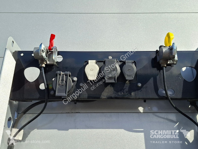 Полуприцеп Berger Curtainsider Standard Getränke