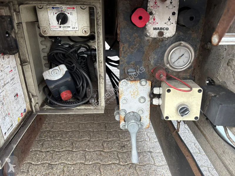 Semi reboque Kraker trailers 92m3, Walking...