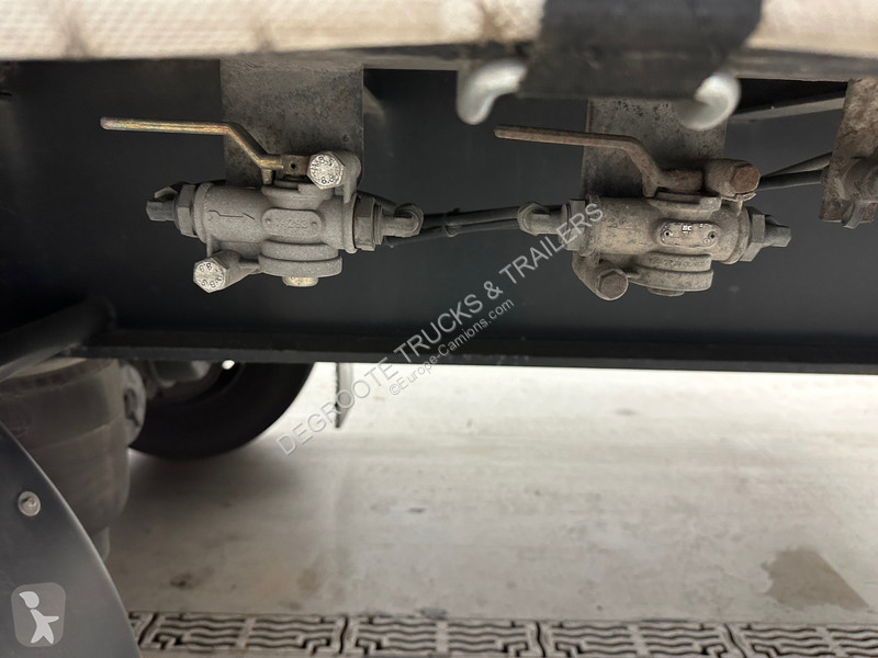 نصف مقطورة LAG Tautliner