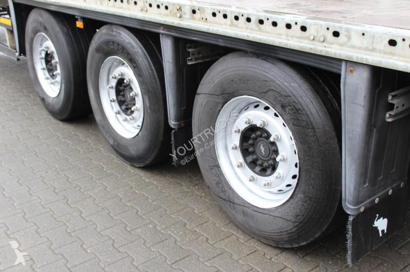 Schmitz Cargobull   Liftachse   Rungentaschen...