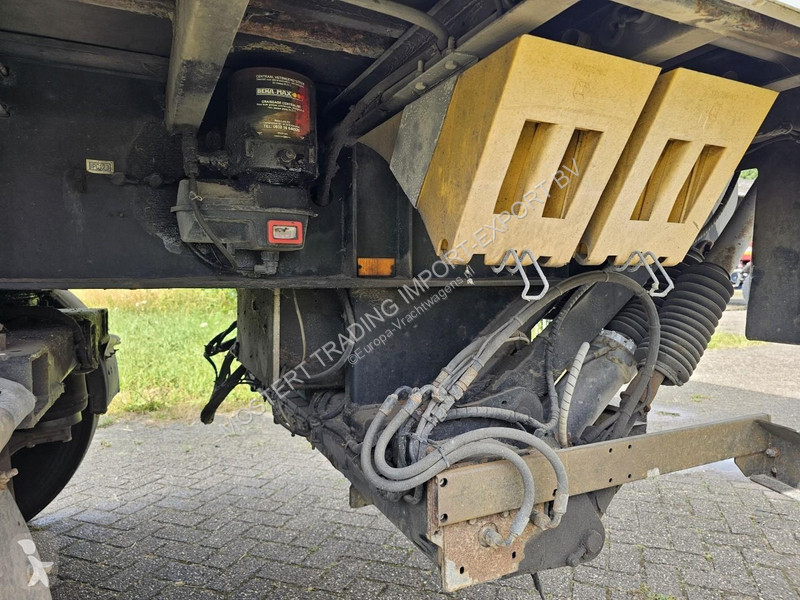 Semi remorque  Closed box - 3x steering axle...