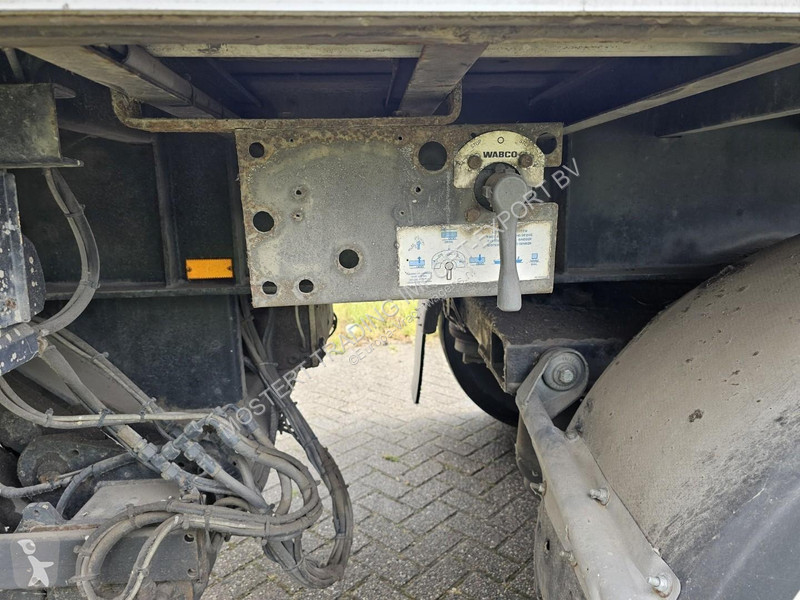 Semi remorque  Closed box - 3x steering axle...