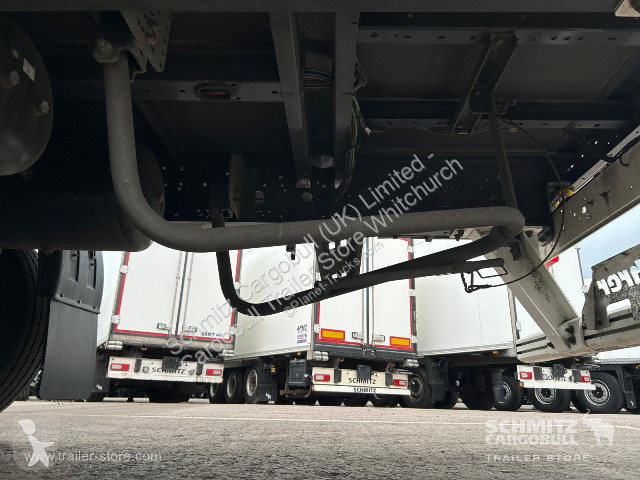 نصف مقطورة Kässbohrer Curtainsider Standard