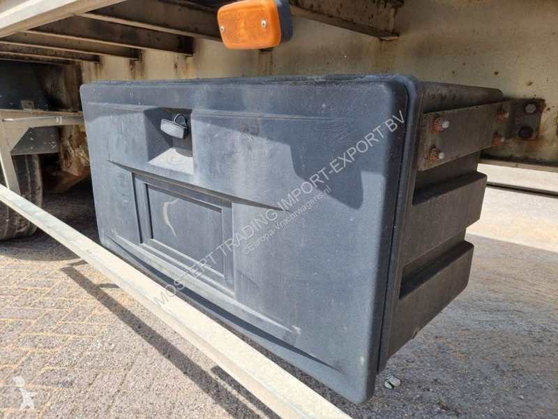 نصف مقطورة Titan Mercedes Titan 3-axle flatbed...