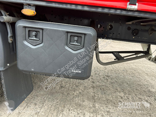نصف مقطورة Kässbohrer Curtainsider Standard