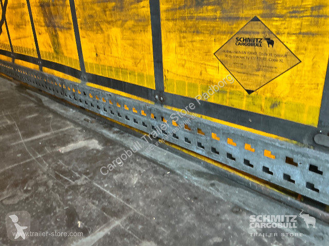 نصف مقطورة Schmitz Cargobull Curtainsider Mega