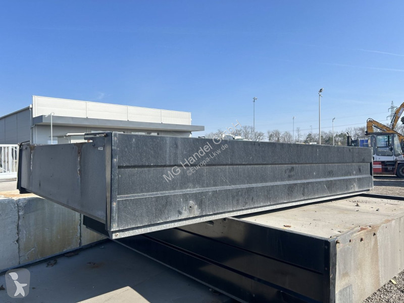 Semitrailer Schwarzmüller 30 Stück Palettenkasten