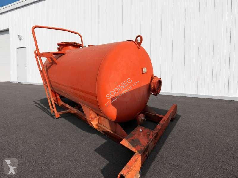 تجهيزات الآليات الثقيلة   CUVE A EAU