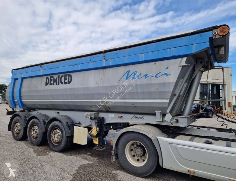 نصف مقطورة Menci SA740R