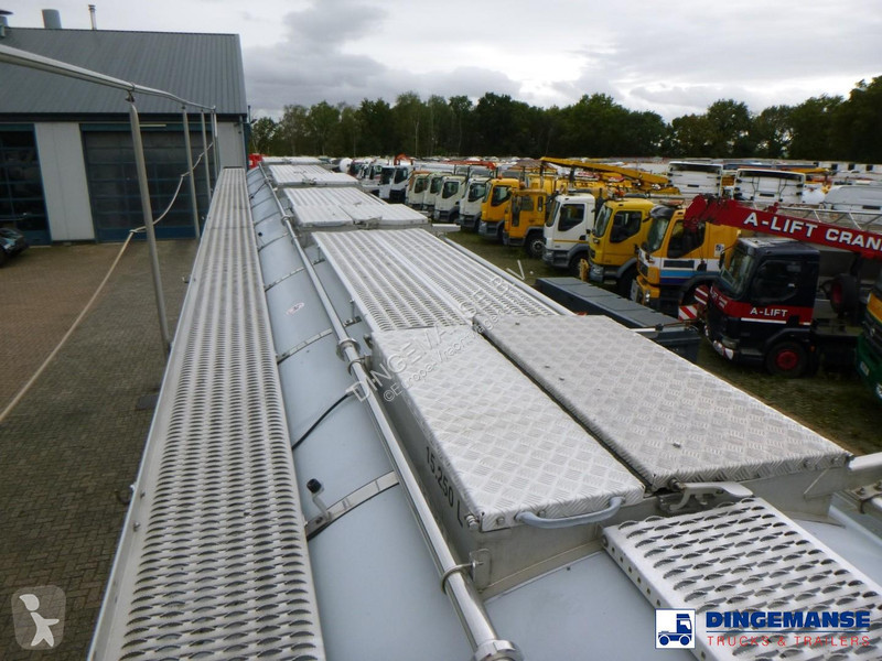 نصف مقطورة Van Hool Food tank inox 62 m3 / 3 comp