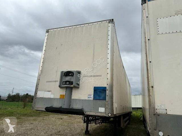 Semi remorque Fruehauf GL-763-NH accidentée