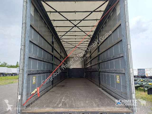 نصف مقطورة Fliegl Curtainsider Mega Getränke