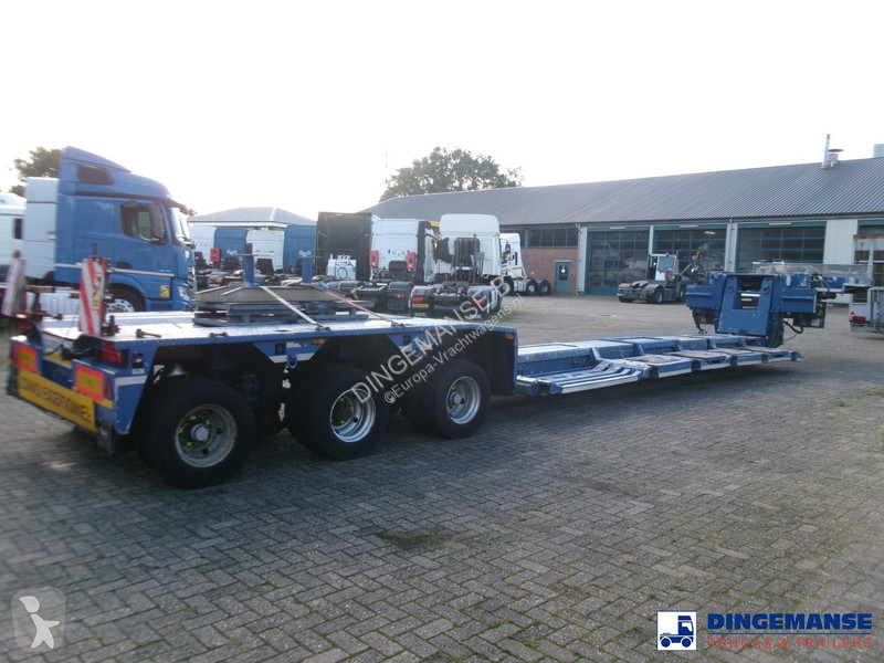 Semiremorca Goldhofer 3-axle lowbed trailer...